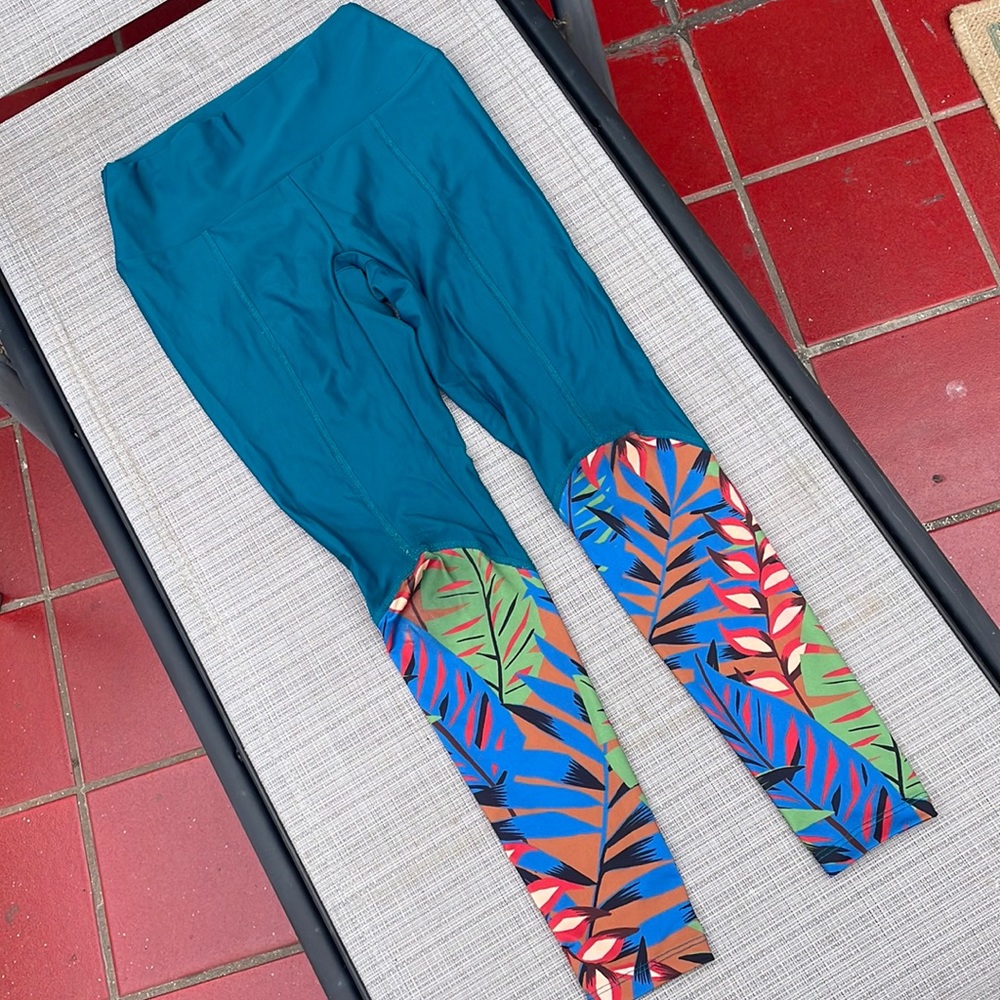 Seea surf leggings, size Small. Matches Seea bikini in my closet. Bundle a deal!